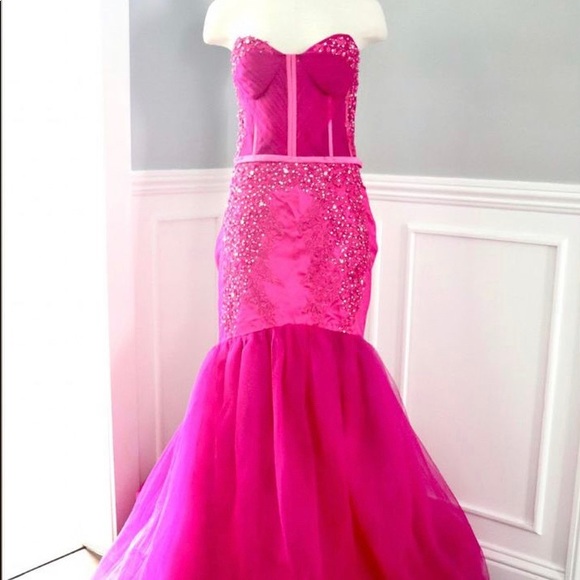 Custom made mermaid silhouette gown. Zipper closure. Magenta colored. - Picture 2 of 5